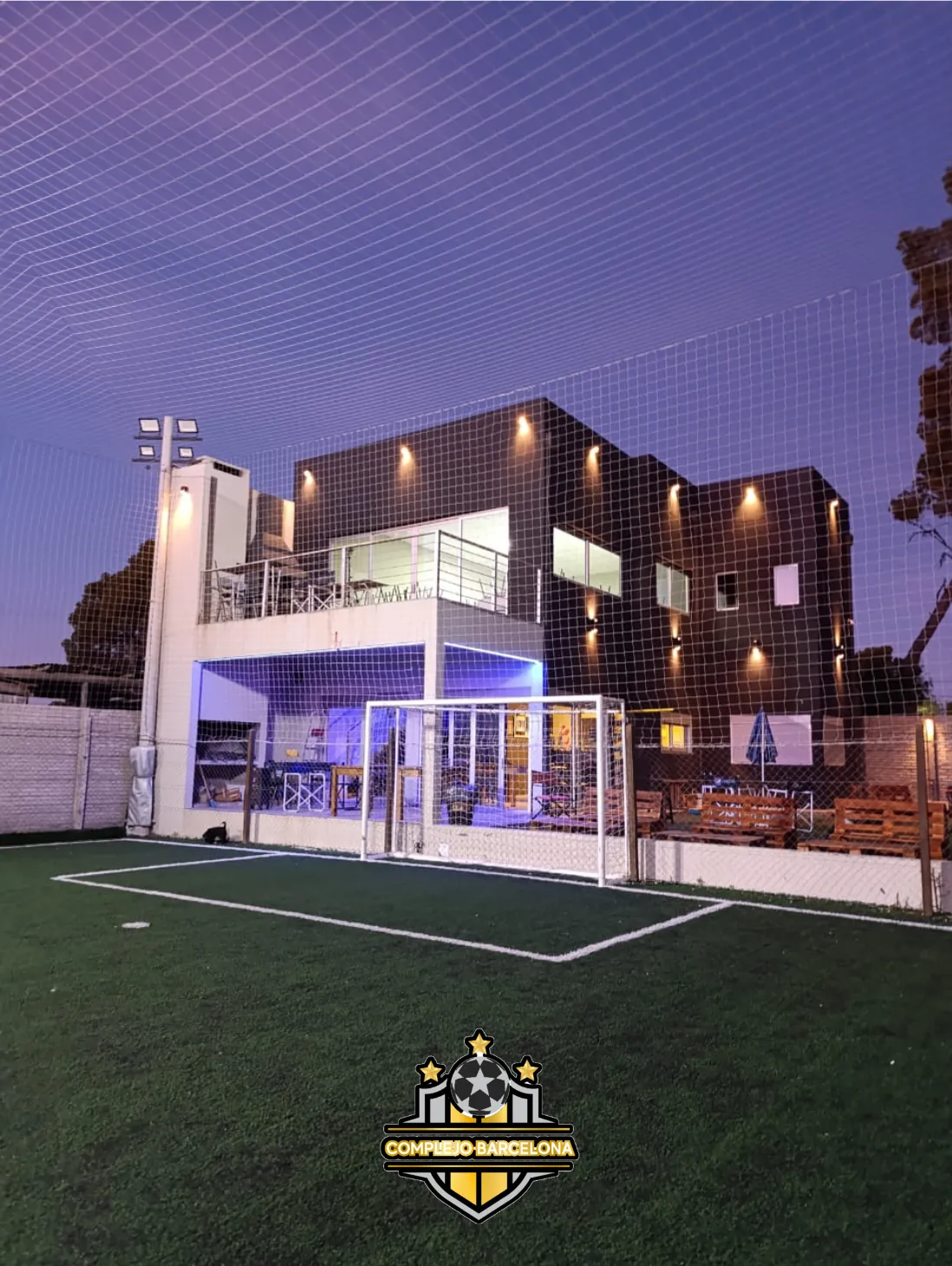 Canchas sintéticas nocturnas y club house Complejo Barcelona