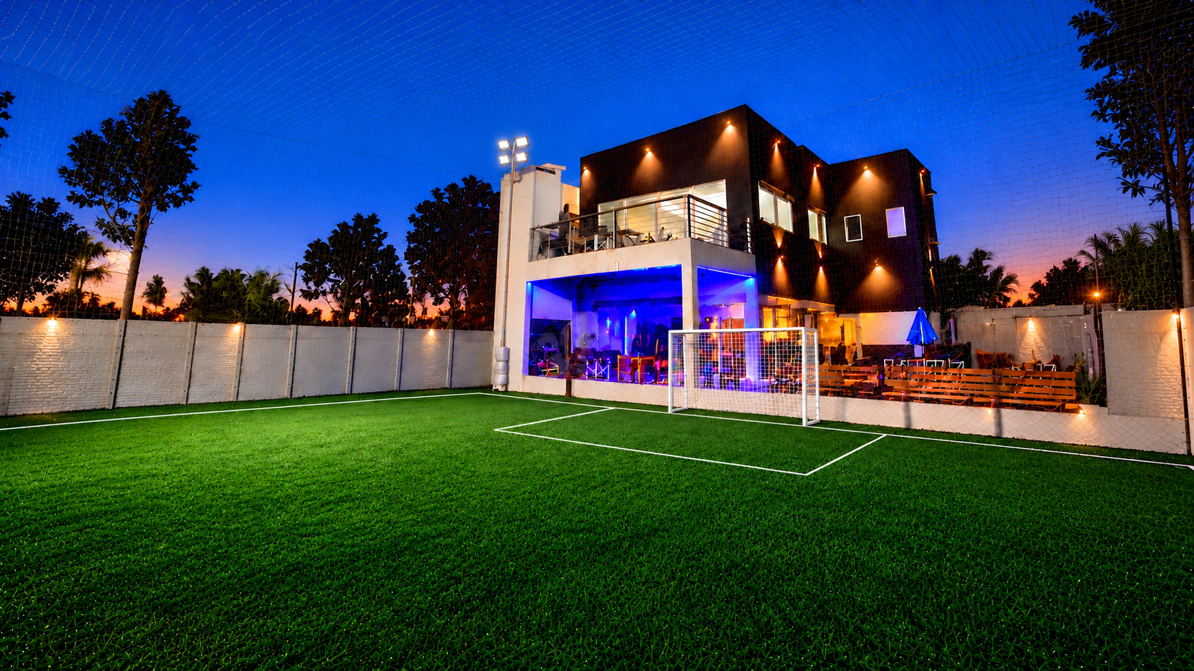 Canchas sintéticas nocturnas y club house Complejo Barcelona