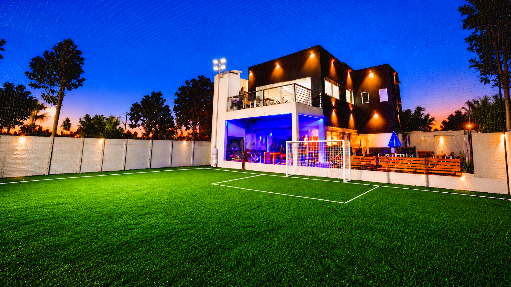 Canchas sintéticas nocturnas y club house Complejo Barcelona